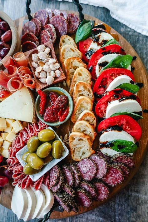 Italian Charcuterie, Baked Caprese, Charcuterie Board Meats, Modern Honey, Fest Mad, Italian Dinner Party, Decorações Com Comidas, Italian Meats, Charcuterie Inspiration