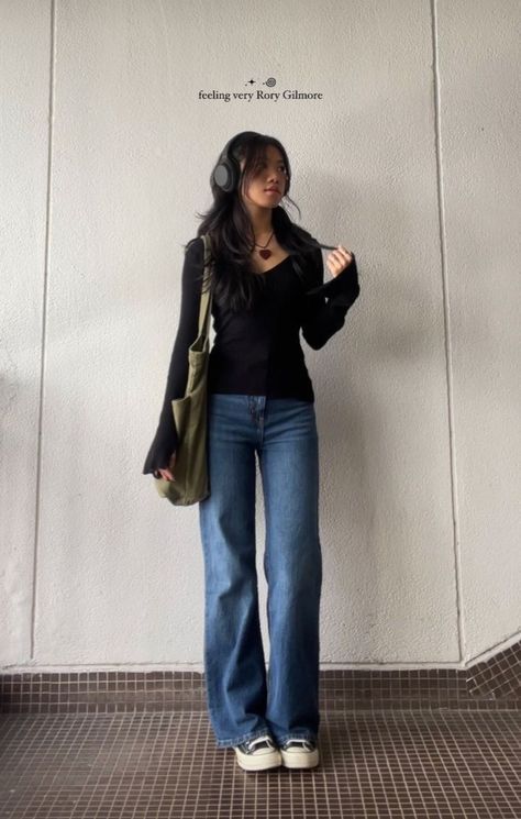 Casual Outfits For College Women, Fall Fits For College, Style Inspiration College, Casual Winter Outfits For College, Straight Leg Jeans Outfits Aesthetic, Bootcut Outfits For Women, It Girl Outfits For School, Fits With Dark Blue Jeans, Full Length Shirt Outfit