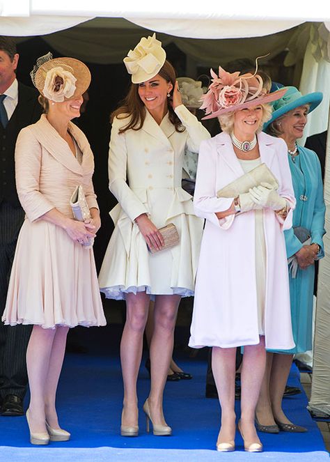 Duchesses of Cambridge, and Cornwall and the Countess of Wessex all dressed alike Style Kate Middleton, Duchesse Kate, Düşes Kate, Prince William Et Kate, Duchesse Catherine, Order Of The Garter, Kate Middleton Dress, Kate Middleton Pictures, Princess Katherine