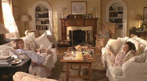 Father of the Bride house-living rm Father Of The Bride House, Coastal Modern Living Room, The Bride Movie, Nancy Meyers Movies, Cottage Shabby Chic, Nancy Meyers, French Victorian, Coastal Modern, Diane Keaton