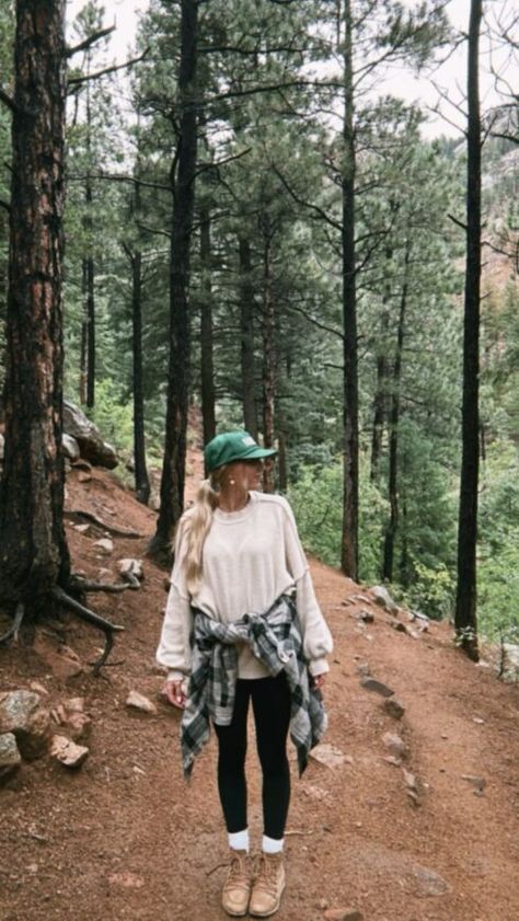 How to Look Cute While Camping - Outfit Inspo Comfy Mountain Outfit, Cold Weather Hike Outfit, Hiking Outfit Cool Weather, Fall In Montana Outfits, Fall Mountain Outfits Women, Treking Outfit For Women, Winter Hiking Outfits For Women, Cold Day Hiking Outfit, Forest Hiking Outfit