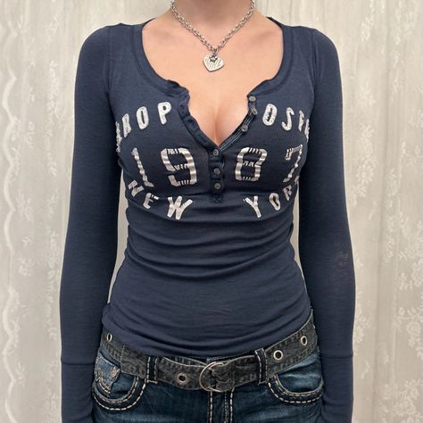 Y2K 2000s Vampire Girlfriend Aeropostale Navy Thermal Henley Long Sleeve Top #y2k #y2ktashion #2000s #2000sfashion #twilight #depop #BellaSwan #thevampirediaries #aeropostale fall2023fashiontrends #falloutfits #fallaesthetic Button Fashion, Casual Long Sleeve Shirts, Streetwear Y2k, Mode Inspo, Knit Crop Top, 2000s Fashion, Look Casual, Dream Clothes, Blue Print