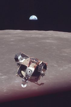 The lunar lander ‘The Eagle’ on its descent towards the surface of the moon. #Nasa. #Apollo11 Nasa Space Pictures, Galaxy Solar System, Lunar Module, Apollo Space Program, Apollo 11 Moon Landing, Surface Of The Moon, Lunar Lander, Nasa History, Astronomy Pictures