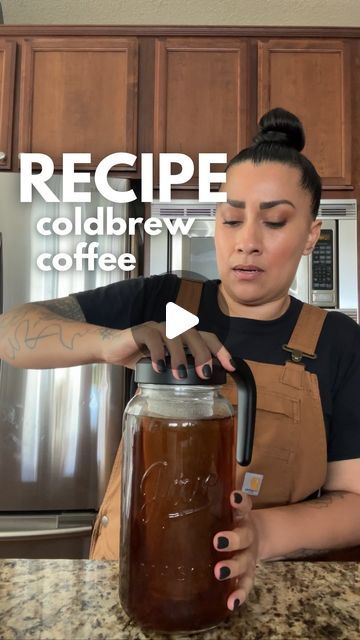 Monica Chavez | DIY | Latina on Instagram: "There's coffee at home! And it's much cheaper too.   Cold brew coffee recipe:  - 2qt (64oz) jar: this jar has a built in mesh filter but you don't need a fancy set up to make cold brew at home - 8 cups of filtered water - 2 cups coarse ground coffee  - steep coffee grounds in water for 12-24 hours in the refrigerator - strain liquid thru a fine mesh strainer (unless you're using fancy jar) - discard coffee grounds (extra points for adding grounds to your garden or compost) - enjoy cold brew on ice, dilute 1 part water to 1 part coffee (don't say I didn't warn you) - keep black unsweetened cold brew refrigerated in sealed glass or plastic container.  Will stay good for up to 2 weeks. - you can make smaller batch, just halve the recipe" Iced Coffee Pitcher, Make Your Own Cold Brew Coffee, Cold Brew Measurements, Cold Brew Coffee Recipes At Home, Best Coffee For Cold Brew, Cold Brew Ratio Ground Coffee, How To Cold Brew Coffee, Starbucks Cold Brew At Home, How To Brew Coffee Without Coffee Maker