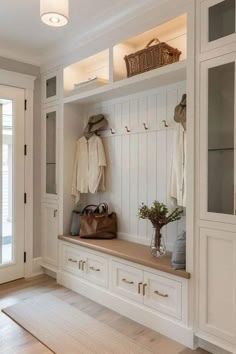 Country Home Entrance, White Mudroom Ideas, Mud Room Farmhouse Entryway, Older House Interior Design, Modern Country Farmhouse Decor, White Farm Home, New England Interior Design Style, Farmhouse Entrance Entryway, Country House Aesthetic Interior