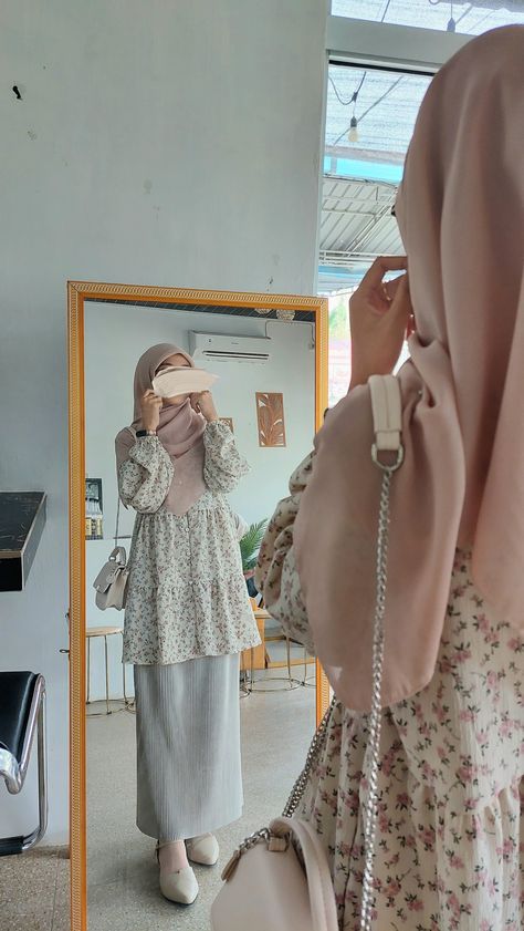 Muslimah Aesthetic Outfit, Baju Muslim Korean Style, Outfit Hijab Casual Simple, Outfit Hijab Casual Rok, Muslimah Fashion Casual, Stylish Outfits Casual, Muslimah Style, Muslimah Outfit, Color Combos Outfit