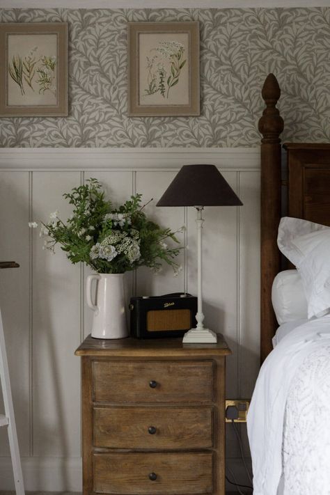 Piano Room Interior Design, Dressing Nook In Bedroom, English Bedroom Classic, Cottage Interiors Bedroom, English Country Bedroom, Cottage Style Bedroom, Country Cottage Bedroom, English Cottage Interiors, Country Cottage Interiors