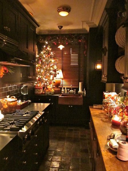 Christmas kitchen 9 Koti Diy, Christmas Kitchen Decor, Cozy Kitchen, Christmas Kitchen, Christmas Aesthetic, Küchen Design, Cozy Christmas, Rustic Kitchen, 인테리어 디자인