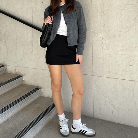 Black Mini Skirt Outfit Daytime, Simple Outfit For Winter, Grey Mini Skirt Outfit Summer, How To Style Grey Cardigan, Cardigan Grey Outfit, Short Skirt Fall Outfits, Skirt Grey Outfit, Cool Skirt Outfits, Good Girl Outfit