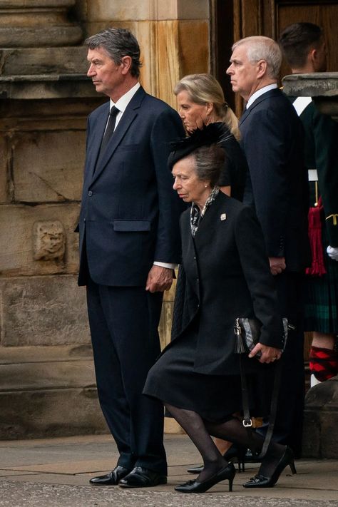 Video: Princess Anne Curtsies to Queen Elizabeth's Coffin Sophie Rhys Jones, Timothy Laurence, Princesa Real, Reine Elizabeth Ii, Reine Elizabeth, Elisabeth Ii, Reina Isabel Ii, Catherine Elizabeth Middleton, Sarah Ferguson