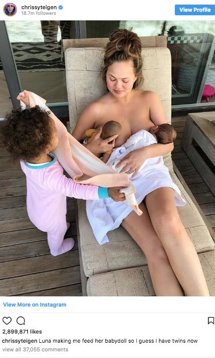 '#ChrissyTeigen slams naked #breastfeeding pic haters because, of course' -- USA highlights Chrissy Teigen in her #MomDuties role! How cute! #MetropolitanBreastfeeding #BusyMoms Chrissy Tiegan, Chrissy Teigen John Legend, World Breastfeeding Week, Breastfeeding Week, Stopping Breastfeeding, Breastfeeding Mom, Mother Child, How To Have Twins, Celebrity Moms