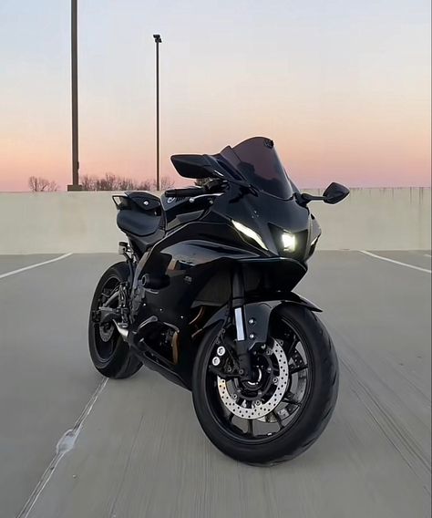 Black Sports Motorcycle, Sport Bike Aesthetic, Luxurious Motorcycles, Sports Touring Motorcycles, Motor Cycle Aesthetic, Motor Bike Aesthetic, Sports Bike Aesthetic, Street Bike Aesthetic, R7 Motorcycle