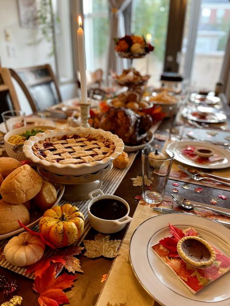 Thanksgiving dinner Dinner Party Thanksgiving, Thanksgiving Dinner Aesthetic Family, Large Family Thanksgiving Ideas, Thanksgiving Family Aesthetic, American Thanksgiving Aesthetic, Thanksgiving Mood Board, Cozy Thanksgiving Aesthetic, Fall Dinner Aesthetic, Thanksgiving Photo Ideas