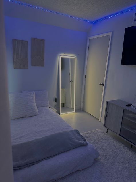 Square Room Set Up Bedroom, Small Bedroom Aesthetic Minimalist Cozy, Room Inspiration Bedroom Cozy Simple, Small Square Bedroom Design, Bedroom Format Ideas, Small Vanity Bedroom, Room Setup Ideas Bedrooms Small Spaces, Small Bedroom Aesthetic Minimalist, Bedroom Idea Minimalist