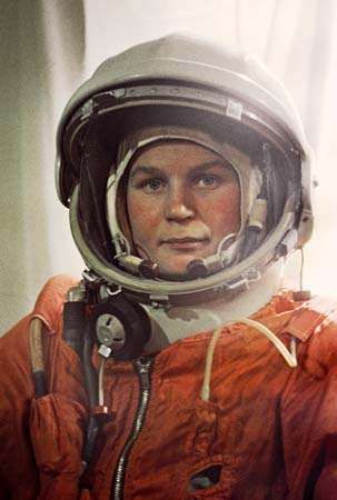 Space Shuttle, Indirect Object Pronouns Spanish, First Female Astronaut, Valentina Tereshkova, Space Race, Space Suit, Space Program, Space Flight, June 16