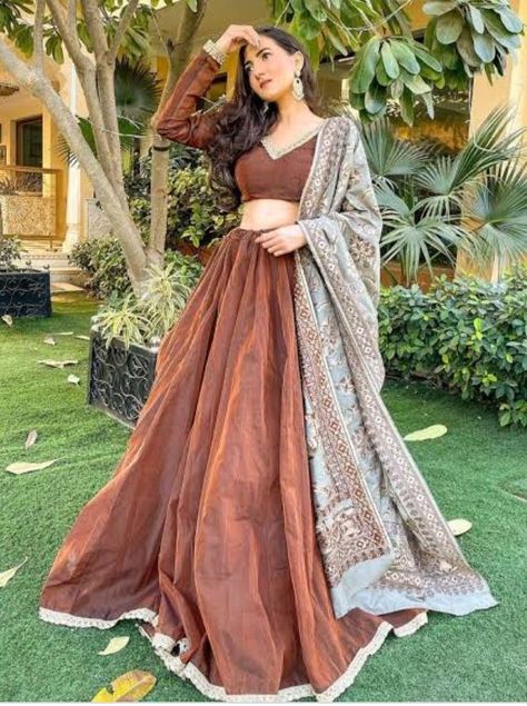 Royal Lehenga, Chanderi Lehenga, Simple Lehenga, Trendy Outfits Indian, Lehenga Fabric, Indian Outfits Lehenga, Wedding Lehenga Designs, Lehenga Designs Simple, Traditional Indian Dress