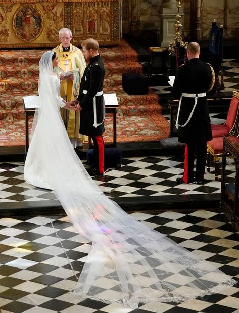 Meghan's veil contained intricate and meaningful designs Meghan Markle Wedding Pictures, Diana Wedding Dress, Estilo Meghan Markle, Harry And Meghan Wedding, Princ Harry, Meghan Markle Wedding Dress, Harry Wedding, Princess Diana Wedding, Meghan Markle Wedding