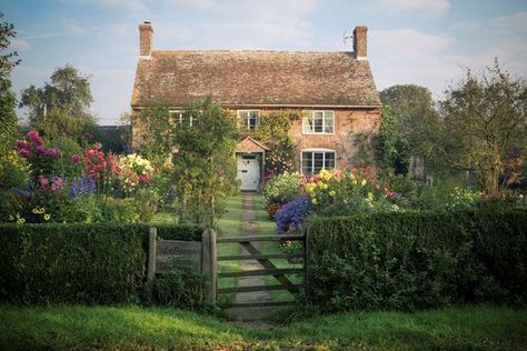 Eye For Design: Create Cozy English Cottage Rooms With Floral Chintz Fabric Cozy English Cottage, Cottage Room, Pretty Cottage, Witch Cottage, Country Chic Cottage, Cottage Exterior, English Cottage Style, English Cottage Garden, Dream Cottage