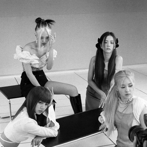 Mini Albümler, Blackpink Members, Princesa Diana, Picture Credit, Black And White Aesthetic, Park Chaeyoung, Kim Jisoo, Blackpink Photos, Black Pink Kpop