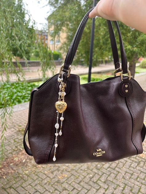 Jane birkin inspired bag Inside My Bag, Sacs Design, Handbag Essentials, Website Coming Soon, Pulseras Diy, Girly Bags, Jane Birkin, Vintage Beads, Pretty Bags