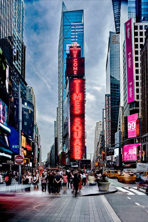 Samsung Installs Momentous New LED Displays in the Heart of New York's Times Square - Samsung US Newsroom Las Vegas, Toronto Vacation, New York Weather, Samsung Electronics, New York City Vacation, Nyc Times Square, Nyc Aesthetic, Cyberpunk City, City Painting