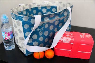 Tuto pour réaliser un Lunch Bag (sac déjeuner). Blog LaisseLuciefer Cake Box Design, Lunch Bags Pattern, Diy Sac, Sac Lunch, Recycle Jeans, Cake Box, Couture Bags, Handbag Patterns, Couture Sewing