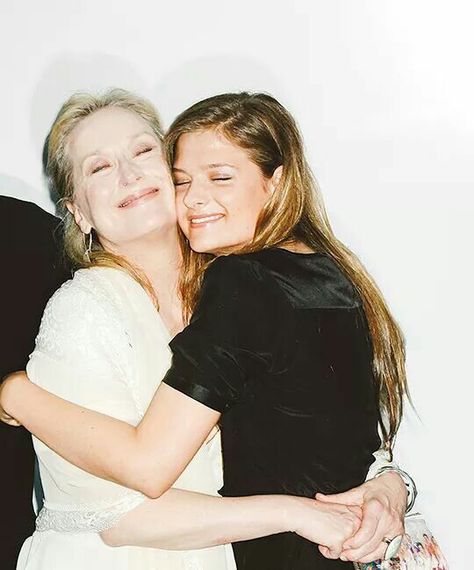 Mommy Meryl with Louisa Louisa Gummer, Meryl Streep Daughter, Mamie Gummer, Famous Families, Mother Daughters, Family Ties, Celebrity Families, Pierce Brosnan, Warrior Queen