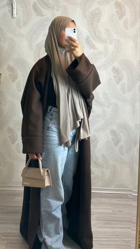 Abaya And Jeans, Winter Outfit Hijab, Jeans Winter Outfit, Abaya Outfits, Estilo Hijab, Jeans Winter, Hijabi Fits, Hijabi Outfit, Stile Hijab