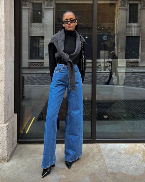 Black Turtleneck Outfit, Jeans Outfit For Work, Style Wide Leg Jeans, Flare Jeans Outfit, Wide Leg Jeans Outfit, Black Turtle Neck, Legs Outfit, Jeans Outfit Fall, Blue Jean Outfits