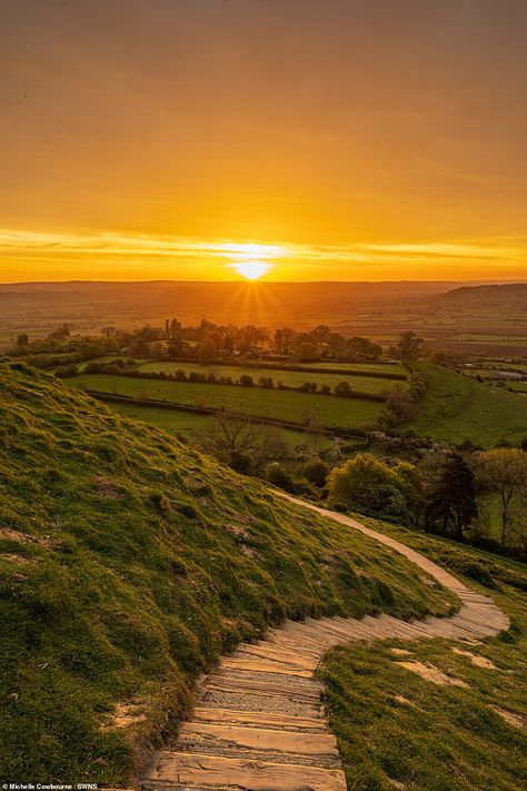 The sun rising over Glastonbury on Thursday morning as the bank holiday is set to begin wi... Nature, Zicxa Photos, Good Morning Sun, Natural Aesthetics, Morning Aesthetic, Uk Beaches, Morning Rose, Sunrise Pictures, Sunset Rose