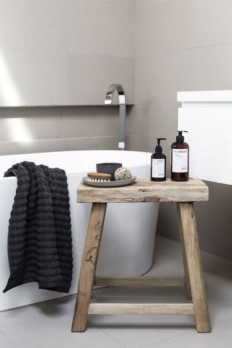 Small rustic zen style stool used for accessories in white bathroom Scandinavian Bathroom, Dekorere Bad, Bathroom Bench, Bathroom Stool, Milking Stool, Bad Inspiration, Wooden Stool, Reclaimed Furniture, Trendy Bathroom