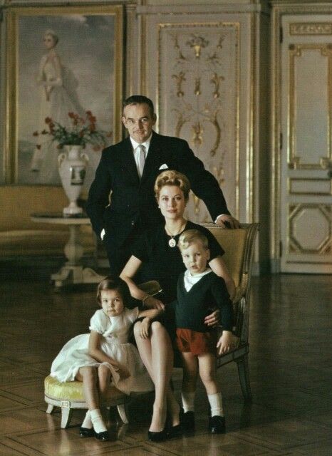 Official portrait of the Princely Family of Monaco (1961) 40s Mode, Prins Albert, Studio Family Portraits, Family Potrait, Family Photo Studio, Family Portrait Painting, Royal Family Portrait, Shooting Studio, Royal Family Trees