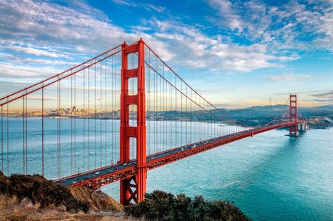 Golden gate bridge, san francisco | Premium Photo #Freepik #photo #water #city #cloud #beach San Francisco At Night, Malibu Farm, Malibu Pier, Famous Bridges, San Francisco Golden Gate Bridge, Lombard Street, Pacific Coast Highway, Instagrammable Places, Natural Scenery