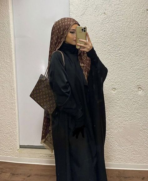 Style Hijab Simple, Abaya Outfit, Stile Hijab, Street Hijab Fashion, Modesty Outfits, Mode Turban, Hijabi Fashion Casual, Diy Vetement, Hijabi Style