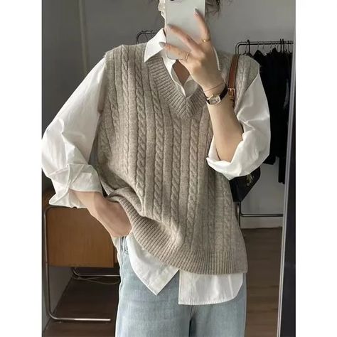 Preppy Mode, Waistcoat Sweater, Commuter Style, Womens Knit Sweater, Outer Women, Solid Color Sweater, Pullover Outfit, Vintage Preppy, High Street Fashion