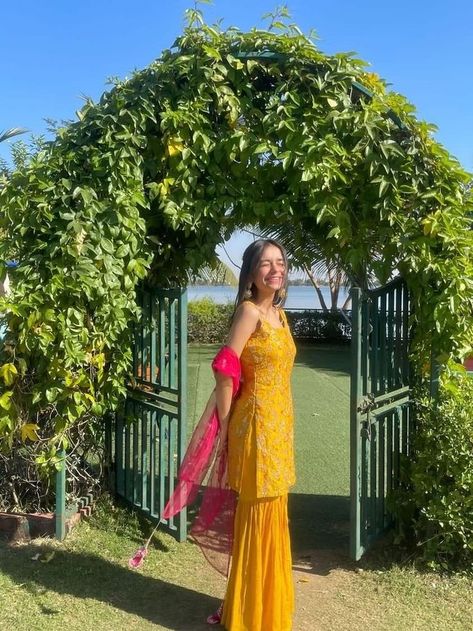 Haldi Outfit For Girl, Modest Haldi Outfits, Halfi Outfit For Girl, Haldi Traditional Outfit, Haldi Outfits Aesthetic, Sharara Pic Pose, Poses With Sharara, Haldi Pics Ideas, Haldi Inspo Outfit