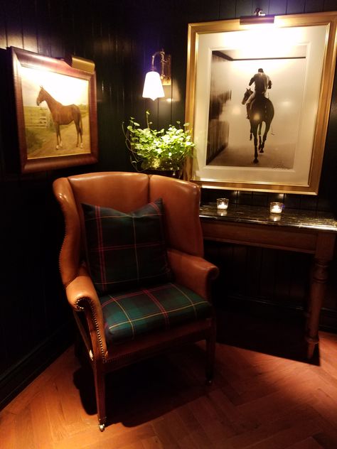 Join me in exploring…   Ralph Lauren’s Iconic Manhattan Restaurant The Polo Bar (In this picture:  A cozy nook of elegantly dressed tables in the main dining room.)   M… Ralph Lauren Interiors, Ralph Lauren Bedroom, Polo Bar, Masculine Bedroom, Equestrian Decor, Trendy Living Rooms, Trendy Bedroom, Cozy Reading, Accent Lighting