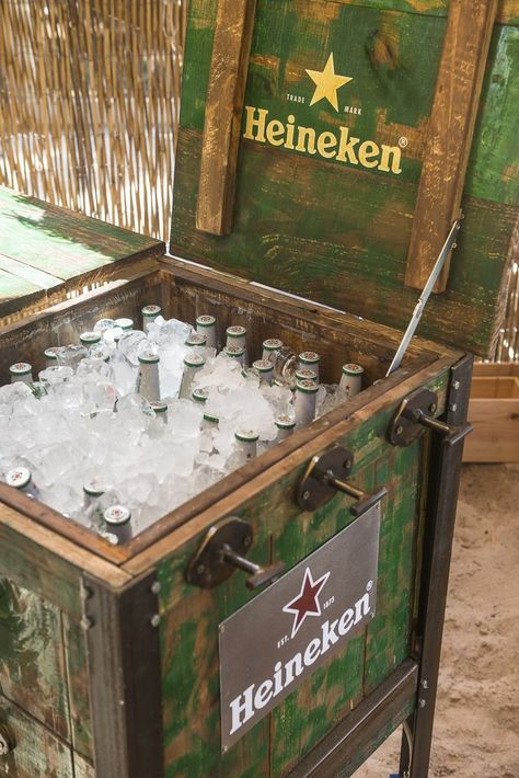 Diy Liquor Cabinet, Heineken Bottle, Beer Display, Bar Deco, Beer Types, Budweiser Clydesdales, Diy Wood Pallet Projects, Heineken Beer, Beer Growler