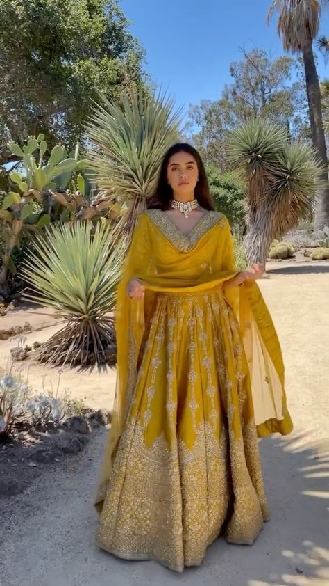 Haldi Outfit For Guest Women, Haldi Guest Outfit Indian, Heavy Dupatta Draping Styles, Heavy Dupatta, Haldi Outfits, Mehendi Outfits, Indian Outfits Lehenga, Indian Bride Outfits, Bride Photoshoot