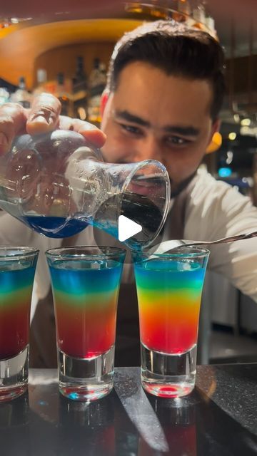 Colorful Shots Alcohol, Rainbow Cocktails, Bars Restaurant, Shots Alcohol Recipes, Rainbow Shots, Rainbow Cocktail, Rainbow Drinks, Cocktail Shots, Pudding Shots