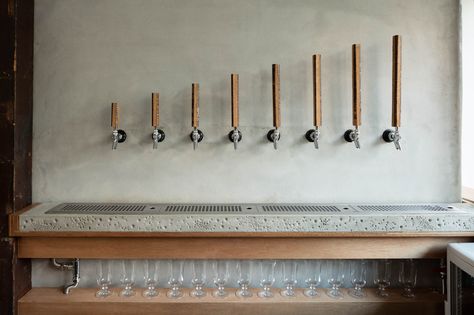 before9 is a minimal sake beer bar located in Kyoto, Japan, designed by PUDDLE Beer Bar Design, Taproom Ideas, Brewery Interior, Brewery Bar, Sake Bar, Brewery Design, Bar Tap, Craft Beer Bar, Beer Shop