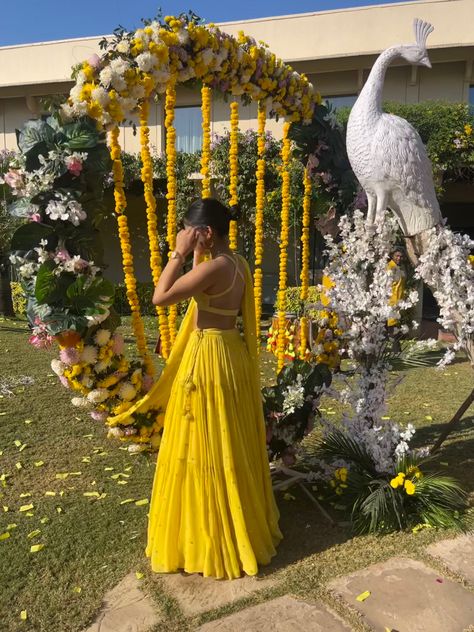 Haldi Outfits Aesthetic, Indian Haldi Aesthetic, Yellow Desi Outfit, Haldi Aesthetic Photos, Yellow Indian Outfit For Haldi, Yellow Skirt Outfit Indian, Yellow Desi Aesthetic, Yellow Traditional Outfits, Yellow Indian Wear