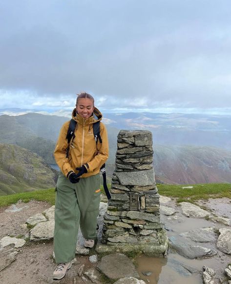 @nobiases on ig Peru, Hiking Trip Outfit, Winter Hike Outfit, Arcteryx Outfit, Winter Hiking Outfit Women, Scotland Outfit, Gorpcore Outfit, Iceland Fashion, Outfit Ideas Work