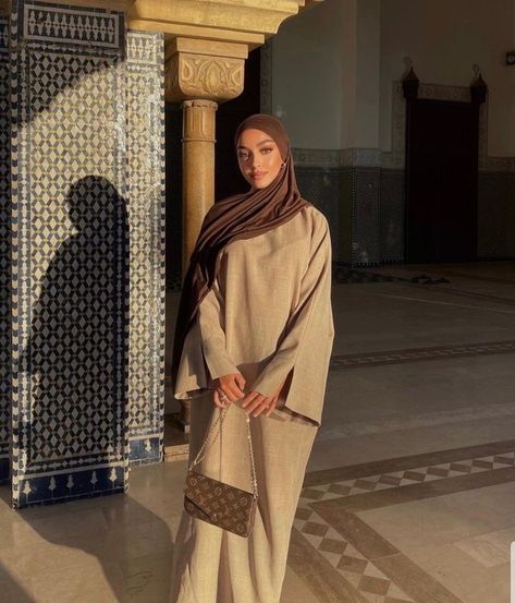 Abaya Summer, Beige Abaya, Fits Modest, Summer Hijab Outfits, Hijab Summer Outfits, Brown Hijab, Abaya Modest, Elegant Hijab, Islamic Modest Fashion