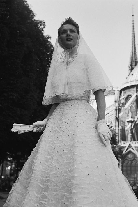 Meghan, Kim and Audrey All Agree: Givenchy Wedding Dresses Rule 1950 Wedding Dress, Givenchy Wedding Dress, Wedding Dresses 50s, Dress Couture, Iconic Looks, Vintage Givenchy, Bridal Magazine, Haute Couture Dresses, Casual Day Dresses