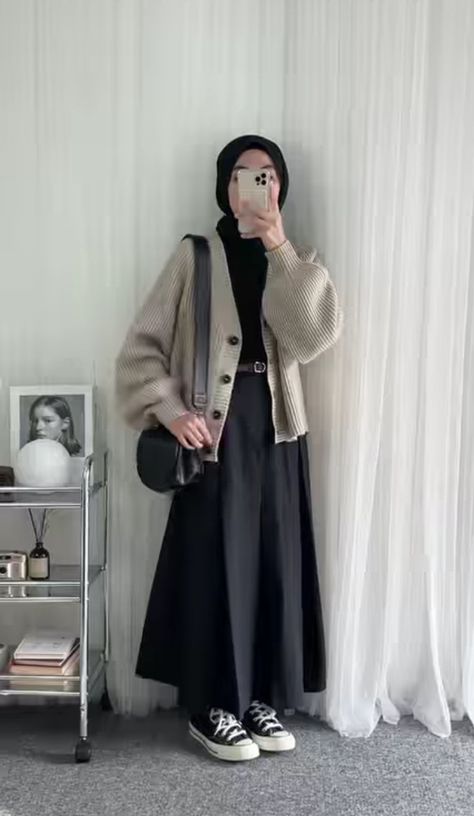 Muslimah Fashion Casual, Haircut Selfie, Photo Hijab, Ootd Simple, Stylish Outfits Casual, Rok Outfit, Stile Hijab, Simple Hijab, Cute Hairstyle