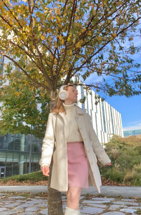 Skirt Outfit In Winter, White And Pink Winter Outfit, Dreamy Winter Outfits, Styling Pink Skirt, Light Pink And White Outfit Ideas, Christmas Outfits Aesthetic Dresses, Cold Winter Outfits Skirt, Fashionable Christmas Outfits, Light Color Winter Outfits