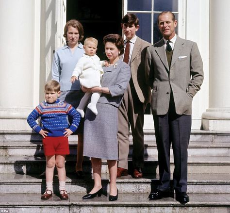 Royal portrait: Queen Elizabeth II holds Prince Edward, surrounded by her family, (left to... Prince George Birthday, 39th Birthday, Rainha Elizabeth Ii, Duke Of Edinburgh, Royal Family England, Reine Elizabeth, Elisabeth Ii, Queen Birthday, Royal Babies