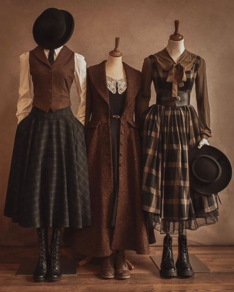 Fun Womens Clothing, Cool Dress Outfits, Vintage Looks For Women, Little Women Outfit Ideas, Old Timey Outfits, Academia Fashion Women, Old Outfits Vintage, Vintage Women Outfits, Old Fashioned Outfits