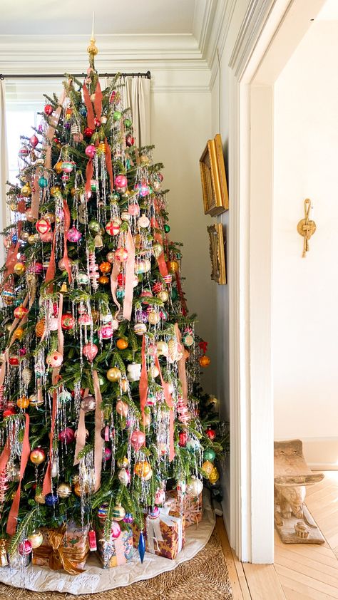 Tinsel Christmas Tree, Christmas Tree Inspiration, Christmas Inspo, Noel Christmas, Merry Little Christmas, Christmas Mood, Holiday Inspiration, Christmas Aesthetic, Christmas Deco